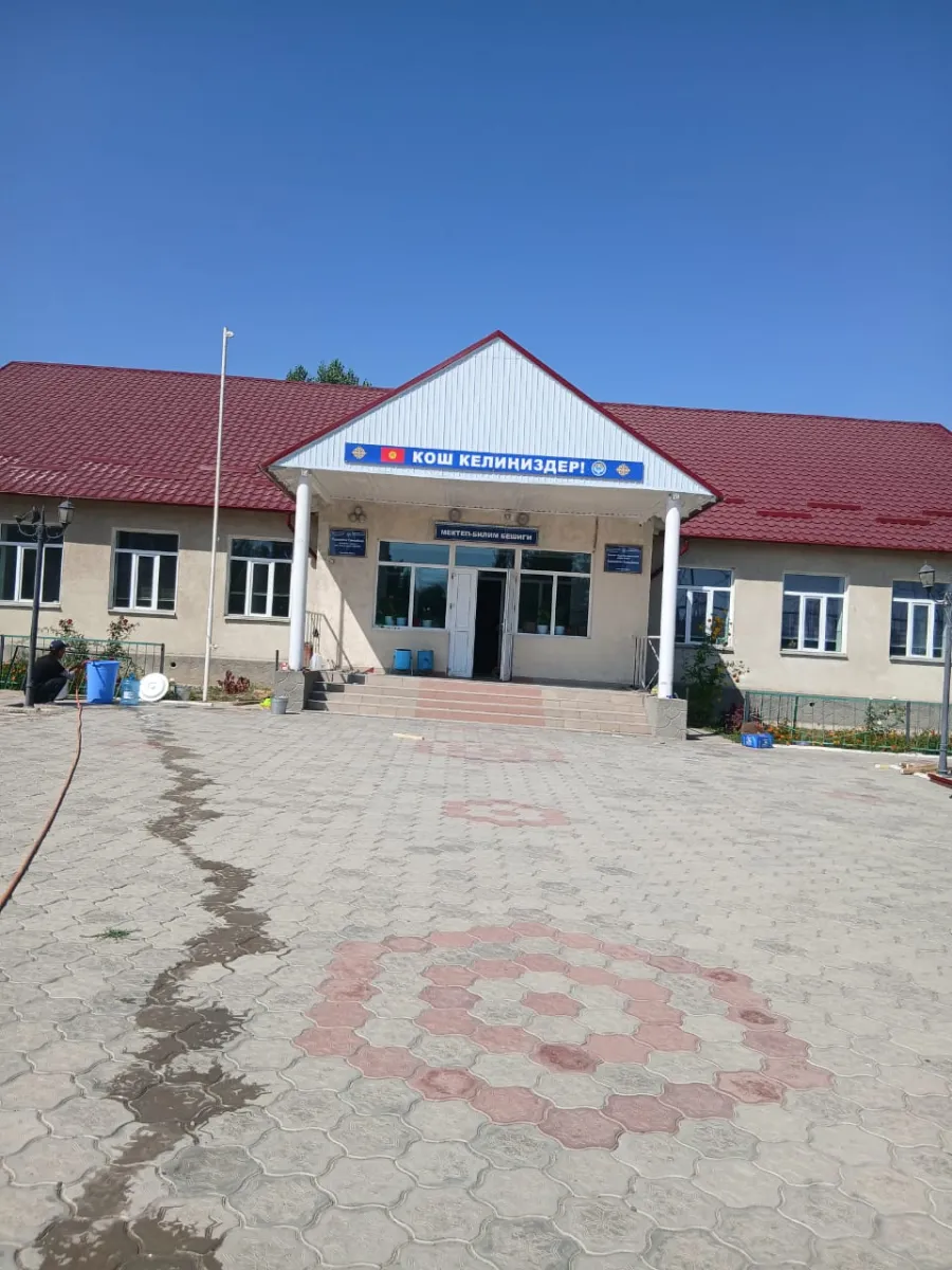 Улахол айыл аймагындагы Кара-Шаар айылынын Т.Салыкбаев атындагы жалпы орто билим берүү мектебинин чатыры оңдоо иштеринен өтүүдө